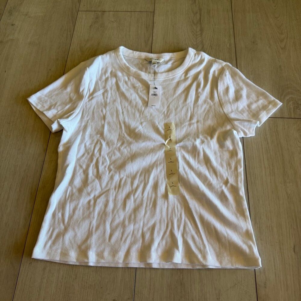 Gap women’s white top size L
(B)
